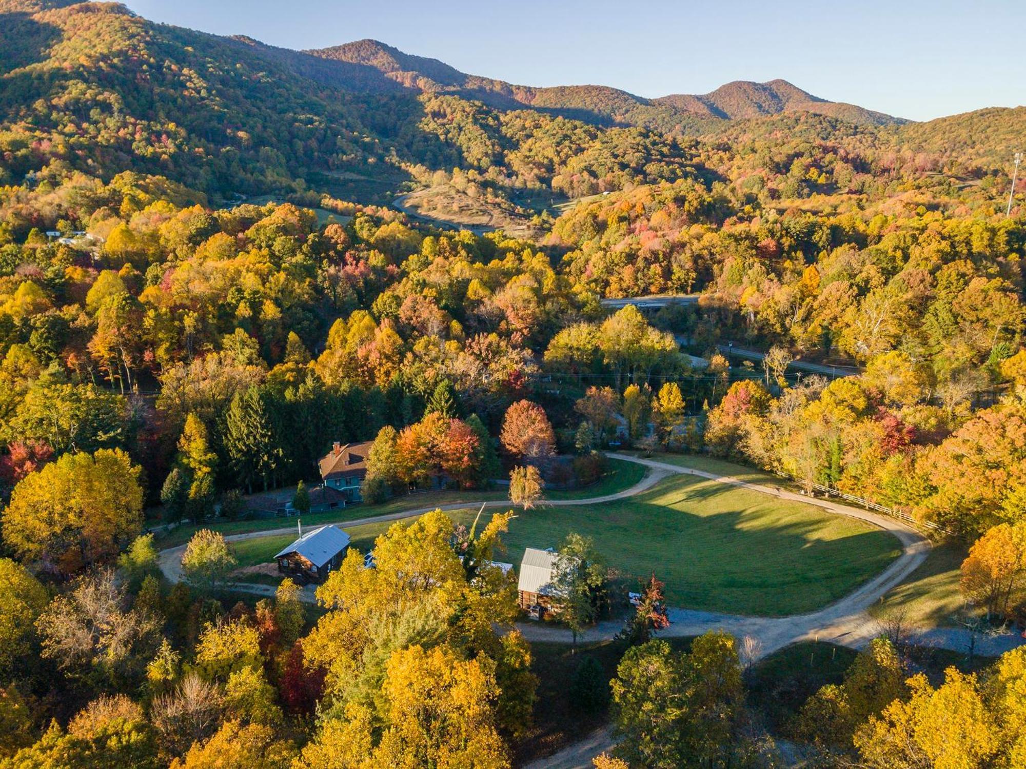 Engadine Inn And Cabins Candler Экстерьер фото