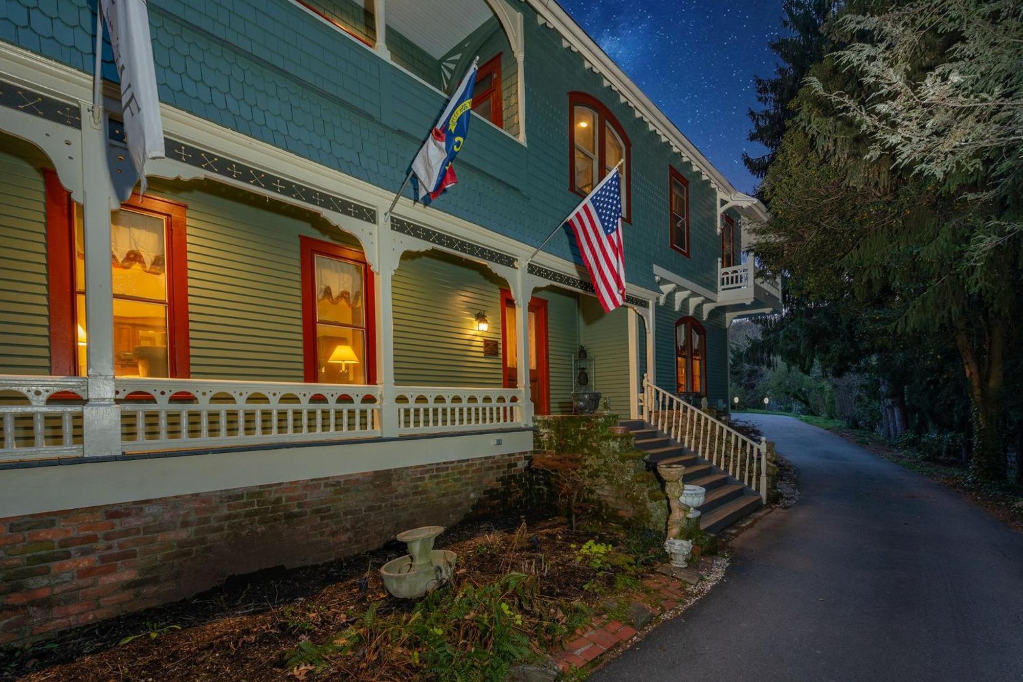 Engadine Inn And Cabins Candler Экстерьер фото